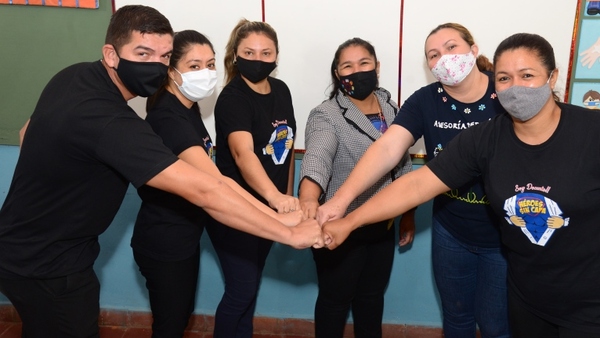 DEQUENÍ presenta reconocimiento “Profes que dejan huellas”