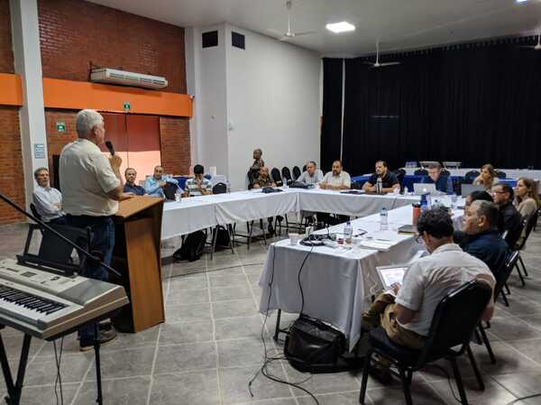 Arnaldo Wiens comparte su labor con miembros de la Alianza Evangélica Latina