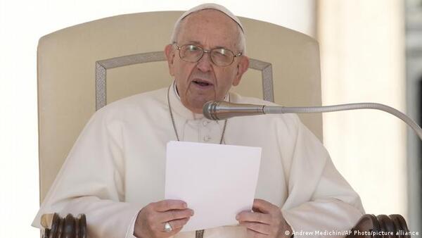 El papa Francisco pide que se trate mejor a las suegras, pero les advierte que “tengan cuidado con su lengua”