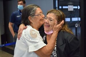 Emotivo reencuentro de dos hermanas luego de 65 años - Nacionales - ABC Color