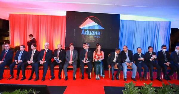 La Nación / Abdo inauguró la primera sede central de Aduanas
