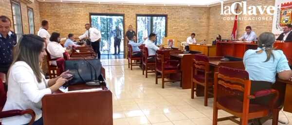 Discusiones y empujones entre concejales en Junta Municipal - La Clave
