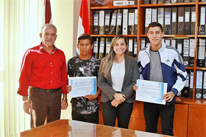 Nelson Cano entrega becas universitarias a dos alumnos sobresalientes | DIARIO PRIMERA PLANA