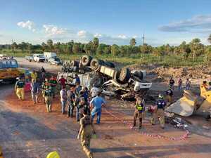 Dos heridos y daños materiales tras vuelco de camión sobre la Transchaco | 1000 Noticias
