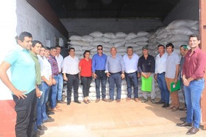 Gobernación de Ñeembucú entregó 5.000 bolsas de avena negra a productores