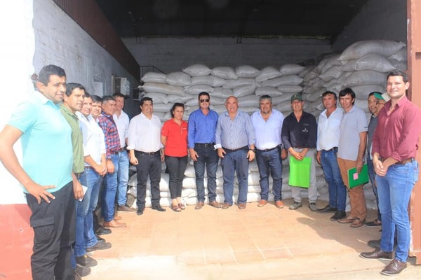 Gobernación de Ñeembucú entregó 5.000 bolsas de avena negra a productores