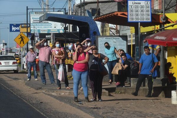 Sin solución a reguladas: pasajeros lamentan largas esperas y pocos buses - Nacionales - ABC Color