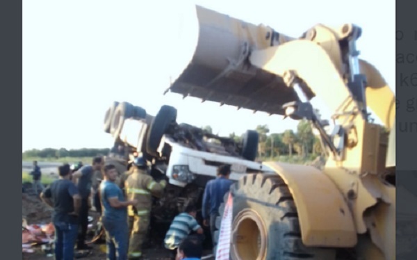 Liberan a conductor tras vuelco de tractocamión en la Tranchaco