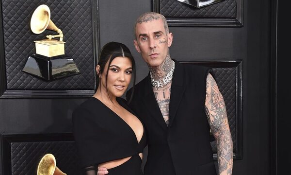 Travis Barker visita la tumba de Robert Kardashian para que le dé su bendición