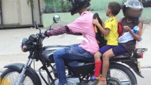 Padre ebrio llevaba a su hijo en la moto, el niño cayó y sufrió traumatismo de cráneo | Noticias Paraguay