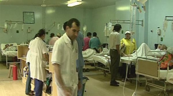 Video: iracundo en busca de esposa causa destrozos en hospital