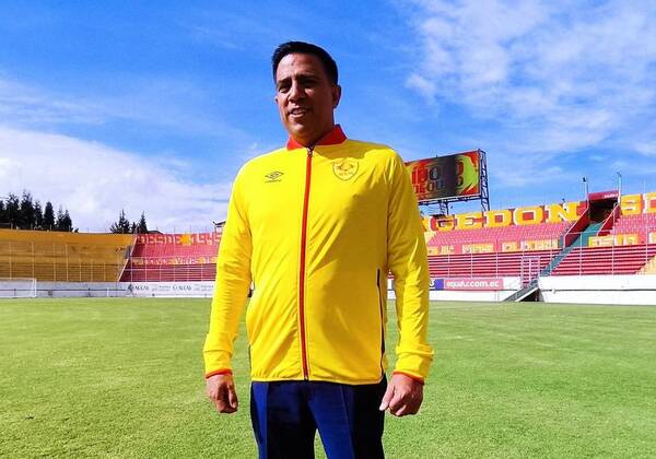 Diario HOY | Presentan a César Farías en su nuevo club 