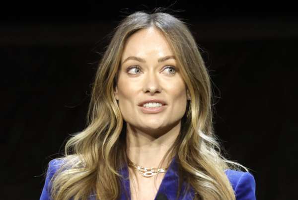 Olivia Wilde recibe notificación legal de su ex pareja ¡en pleno escenario!