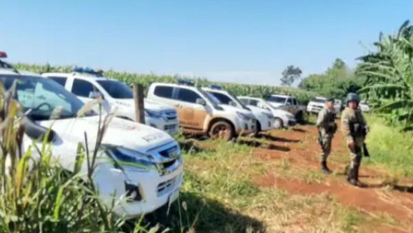 Entre 100 policías y con 25 patrulleras desalojan a abuela de su casa