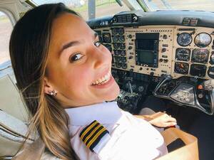 Crónica / La piloto más sexy reveló la fecha de su boda