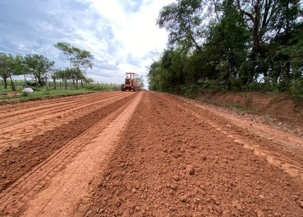 Prosiguen tareas de rehabilitación de caminos vecinales en Caazapá - .::Agencia IP::.