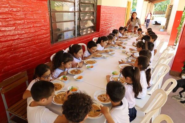 Padres de la Escuela 14 de Julio de Guarambaré exigen destitución de la directora - Nacionales - ABC Color