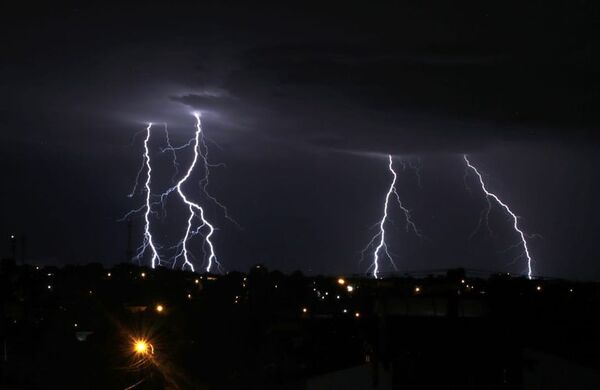 Renuevan alerta por tormentas para 10 departamentos - Nacionales - ABC Color