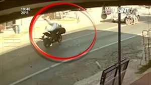 Cuádruple choque y muerte de motociclista - SNT