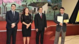 FAFI-UNE ofrece merecido homenaje a sus docentes jubilados - La Clave