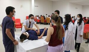 Alumnos de Medicina UNA ensayan trato médico y social para mejorar atención de pacientes  - Nacionales - ABC Color
