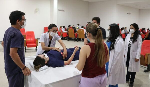 Alumnos de Medicina UNA ensayan trato médico y social para mejorar atención de pacientes - Nacionales - ABC Color