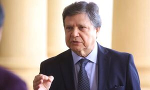 Euclides Acevedo renuncia a la Cancillería y va por la Presidencia de la República
