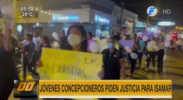Un grupo de jóvenes se movilizó en Concepción y se dirigió hasta el Ministerio Público de la ciudad exigiendo justicia, tras el asesinato de la docente Isamar Cabral, de 28 años.