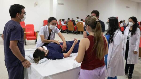 Alumnos de Medicina se ponen en el papel de pacientes pediátricos y sus padres •