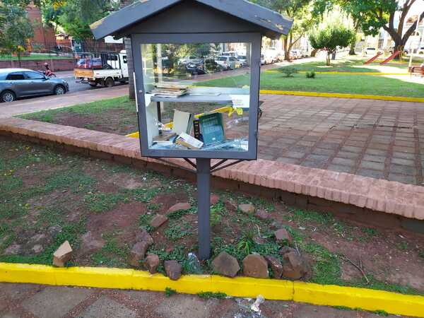 Vándalos atacaron biblioteca callejera de la Plaza de Armas