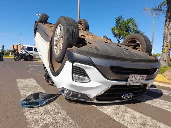 Choque y vuelco en la costanera de Encarnación
