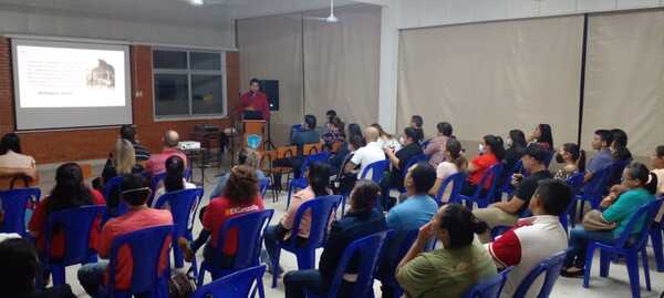 Desarrollan programa de capacitación para docentes y padres ante problemáticas sociales