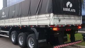 Puerta trasera de camión se cerró por su cabeza y le mató