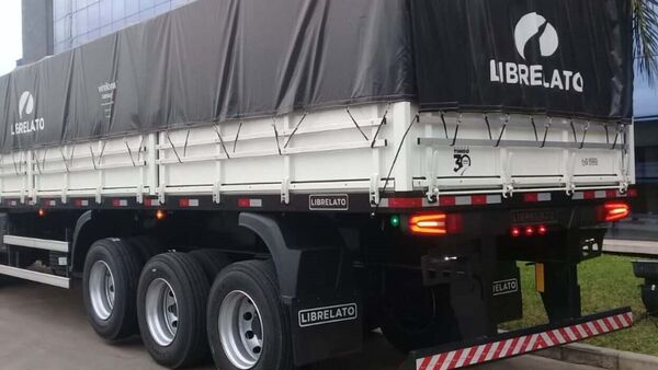 Puerta trasera de camión se cerró por su cabeza y le mató