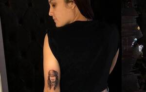 Crónica / En medio del bolonqui de Johnny Depp, conductora de TV se tatuó su cara