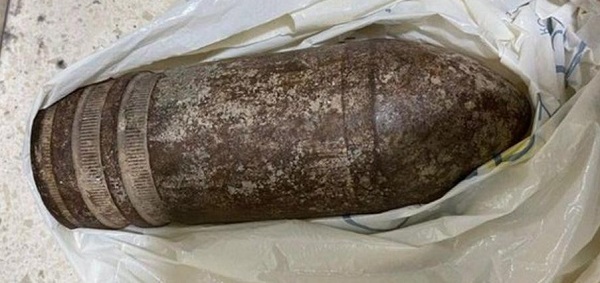 Familia desata el pánico en aeropuerto al llevar una bomba de recuerdo