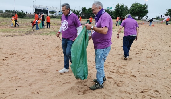 Funcionarios de QUIMFA realizaron una jornada de limpieza en la Costanera de Asunción - Megacadena — Últimas Noticias de Paraguay