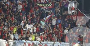 Crónica / Hinchas de Colón critican "tibieza" de sus dirigentes por no reclamar