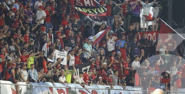 Crónica / Hinchas de Colón critican "tibieza" de sus dirigentes por no reclamar