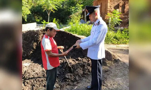 Joven se recibió de policía y le entregó su título a su papá - OviedoPress