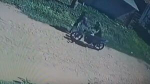 Policía Nacional busca identificar a motociclista que manosea a alumnas