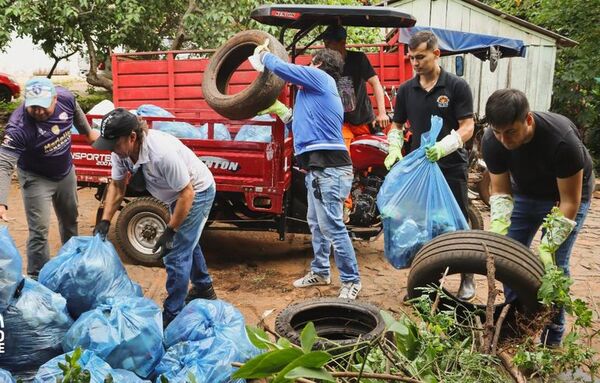 Vertedero clandestino en el lecho del arroyo Acaraymí de CDE  - ABC en el Este - ABC Color