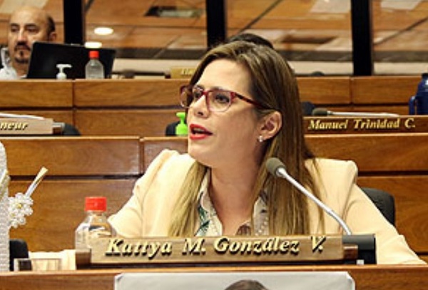 Kattya se muestra contra el aborto y el matrimonio igualitario