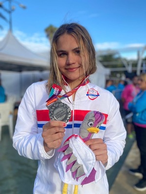 La extraordinaria nadadora Paraguay Luana Alonso le dio al Team Paraguay su primera pera en Los Juegos de la Juventud