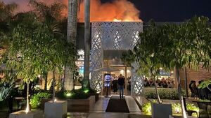 Asunción: Reportan un incendio en churrasquería y evacúan a clientes