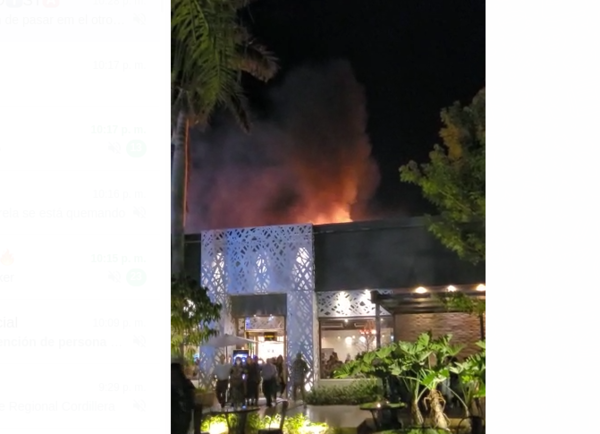 (VIDEO)Churrasquería Acuarela se está quemando