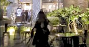 La Nación / Bomberos controlan fuego en restaurante