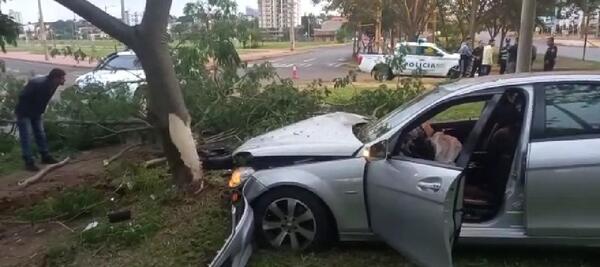 "Voló por la arbolada", aparatoso accidente de tránsito en el acceso al mercado municipal La Placita