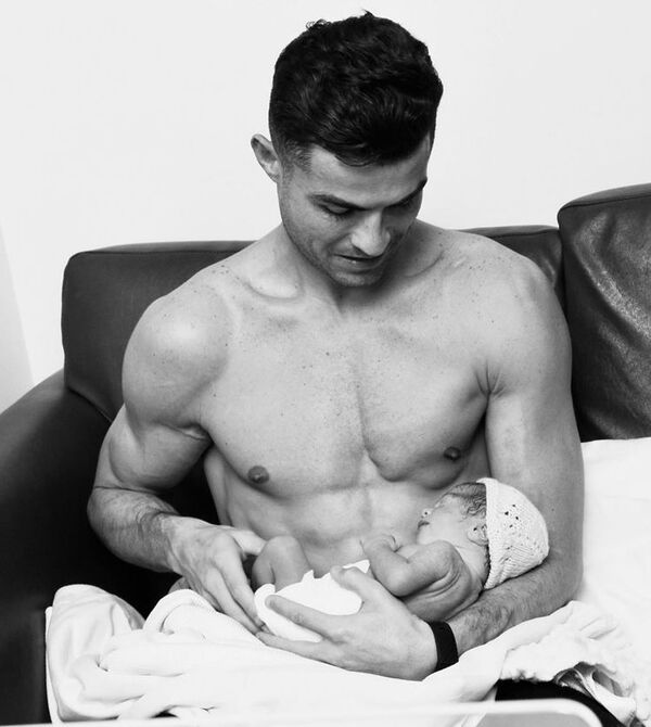 La tierna imagen de Cristiano Ronaldo con su hija recién nacida - Gente - ABC Color