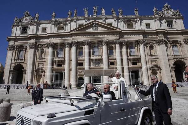 Diario HOY | El papa: "Mi pierna no está bien, el médico me pidió que no camine"